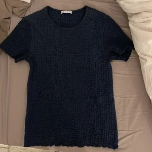 Top - En blå  mönstring typ top / t - shirt i storlek S som inte kommer till användning 💖