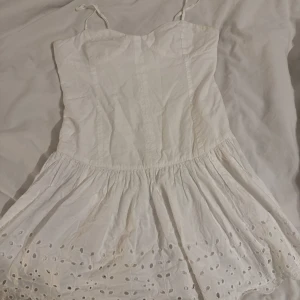 zara klänning - superfin och eftertraktad klänning ifrån zara!!