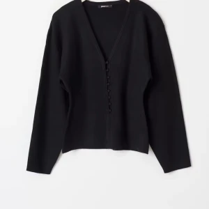 Shaped knitted cardigan - Super snygg knitted cardigan som sitter tajt på midjan och formar kroppen väl. Har 2 av samma plagg så säljer en!! Inga defekter använd endast 2 gånger.