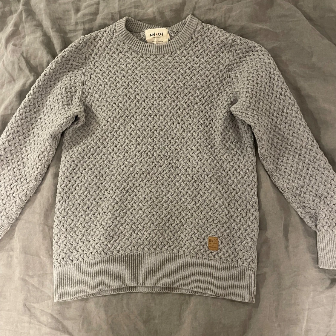 Grå stickad tröja från NN07