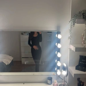 Svart långärmad långklänning från Shein - Säljer en svart långklänning från Shein med lång ärm och rundad urringning. Klänningen är figurnära och har en stilren, enkel design som ger en snygg siluett. Perfekt för dig som gillar minimalistisk och clean stil. Den är helt ny och är i väldigt stretchigt material så jag tror den hade passat både S och M oxå 