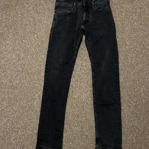 Svarta Replay jeans, storlek 32/32 - Snygga svarta jeans från Replay. Modellen är relativt tight men abolsut inte för mycket! Dessa är stretchiga. Super snygga till sommaren och funkar utmärkt till ett par snygga skor. Kom gärna med prisförslag!