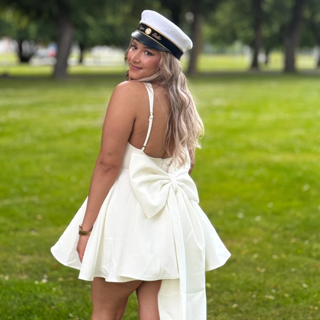 Vit kort klänning med stor rosett - 1