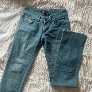 Diesel jeans - Lågmidjade jeans från diesel i storlek 26. Innerbenslängden är 81 cm!🥰