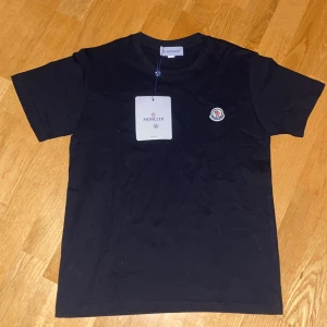 Svart Moncleer t-shirt  - Svart t-shirt från Moncleer xs passar 158-170. Pris kan diskuteras!
