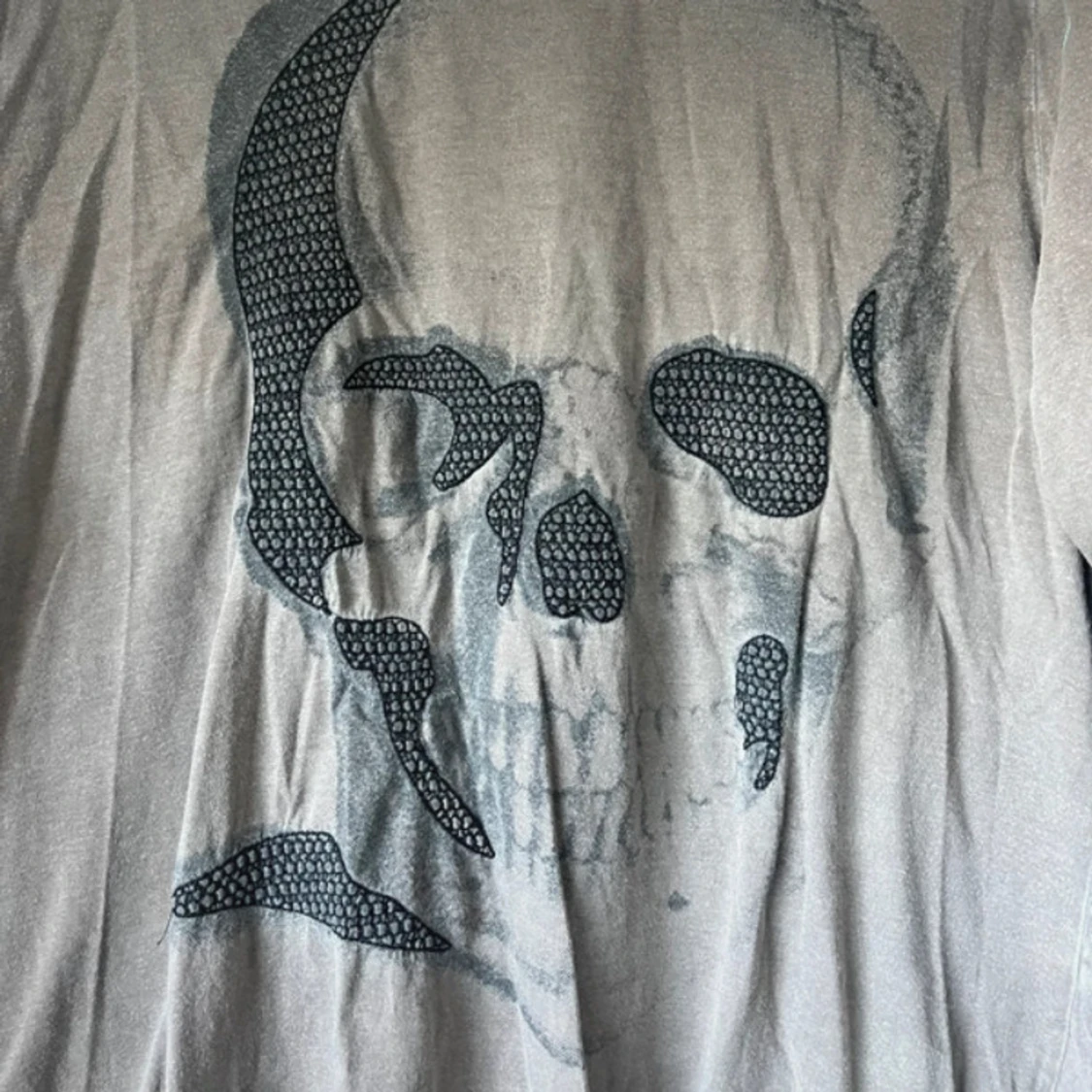 Grå långärmad tröja med dödskalle - 1