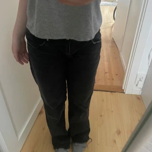 Zara lowaist straight jeans - De är lowaist och raka, passar någon upp till 170 cm. Knappt använda och köpte för över 500kr