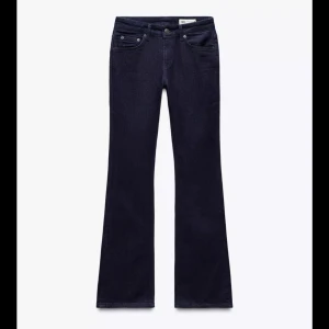 Mörkblå bootcut jeans  - Snygga mörkblå jeans med klassisk femficksdesign och bootcut-ben. Jeansen är tillverkade i stretchig denim för en bekväm passform. Perfekta för dig som gillar en tidlös och stilren look. Helt nya och jättesköna 