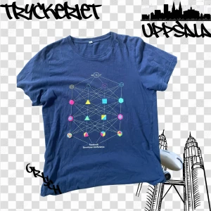 Blå Facebook Developer Conference t-shirt - Snygg marinblå t-shirt från Facebook Developer Conference 2017 med coolt grafiskt tryck i flera färger på framsidan. Klassisk rund hals och korta ärmar, perfekt för dig som gillar tech och unik design.