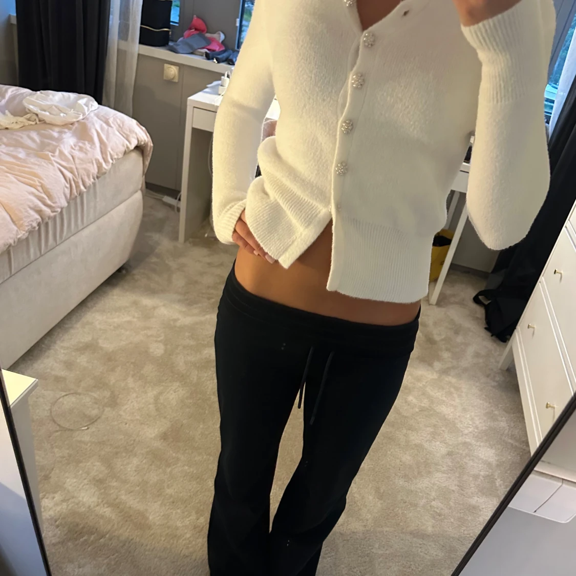 Vit kofta med pärlknappar - 1