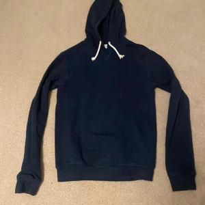 Pier one hoddie - Säljer denna snygga mörk blå pier one hoddie med bra skick och är riktigt snygg🤩