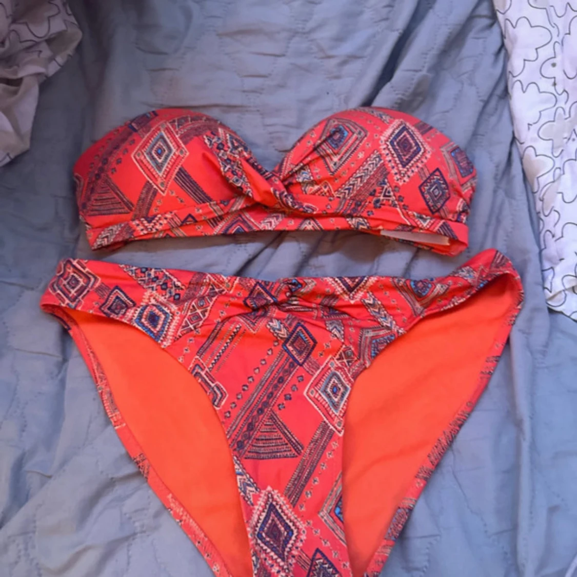Orange mönstrad bandeau bikini