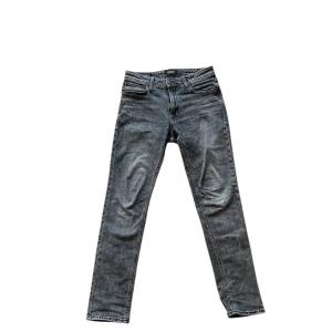 Mörkgråa Jack & Jones Jeans - Tja! Säljer dessa feta mörkgrå jeans från Jack & Jones med snygga urtvättningar. Nytt skick (använda fåtal ggr), i modellen Regular Clark. Han på bilden ca 180 lång, ca 70kg, har vanligtvis W29/W30 och L34. Skriv vid minsta fundering, priset är självklart inte ristat i sten🤩🤩🤩
