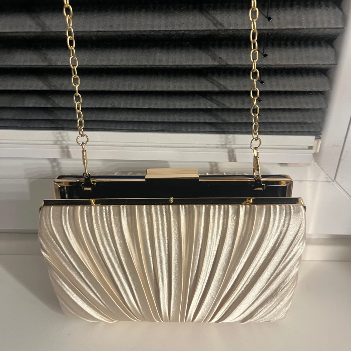 Champagnefärgad clutch i satin - 2