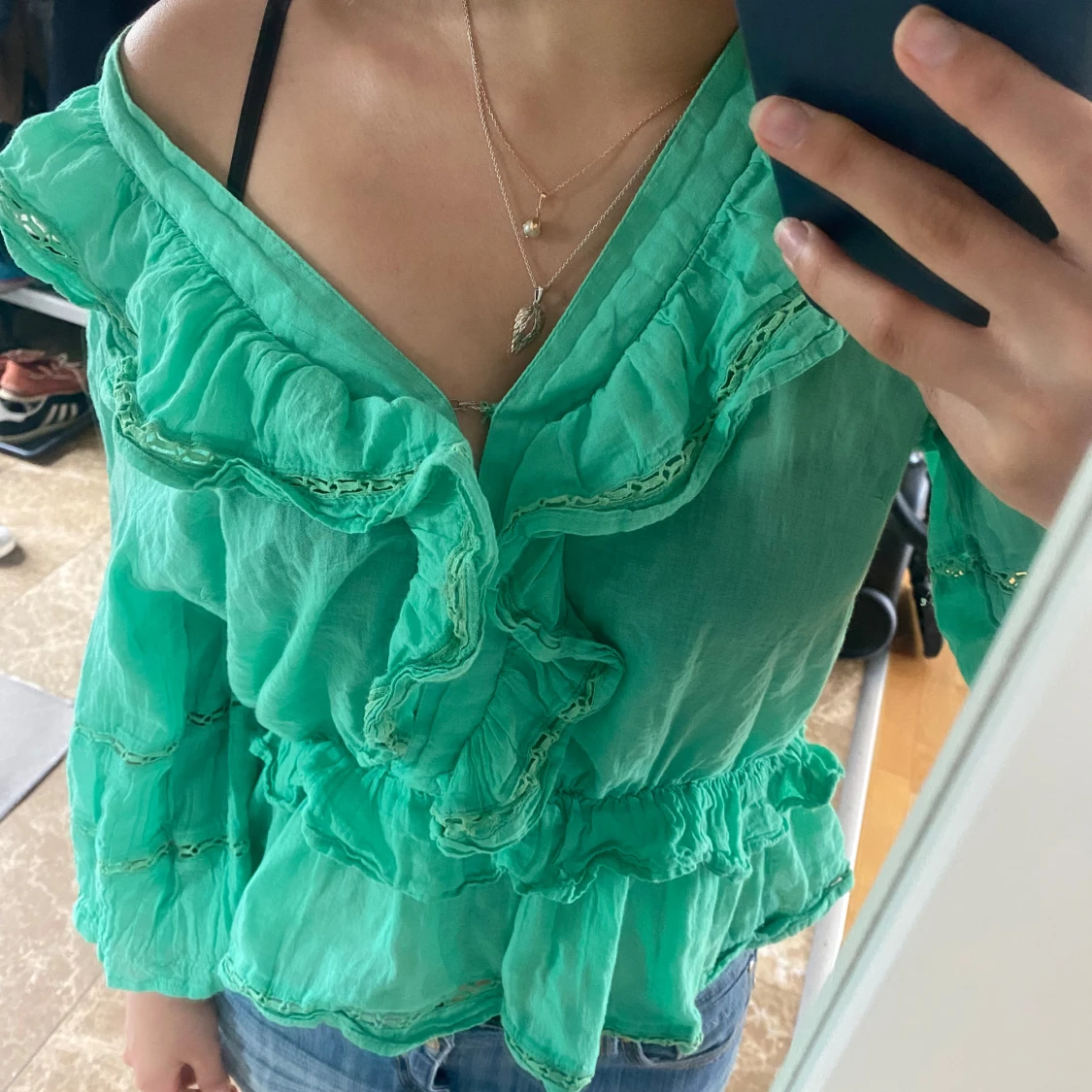 Mintgrön/ turkos volangblus med v-ringning - 1