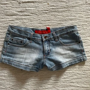  lågmidjade jeansshorts - Sååå snygga lågmidjade jeans shorts!!! Säljer då de är förstora och har därför inga bilder på. Skriv vid frågor eller mått💗