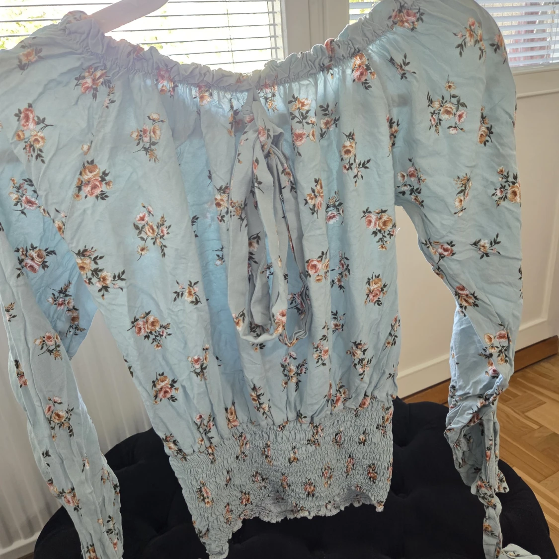 Blommig offshoulder blus i ljusblått