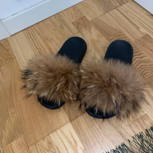 Bruna/ svarta Tofflor från Garoff - Säljer ett par tofflor från Garoff. Dom är jätte fina och är i jätte bra skick. Storlek 38/39🩷