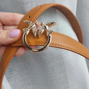 Brunt skärp från Pinko  - Snyggt brunt bälte från Pinko i skinn. 110cm. Färg: camel 