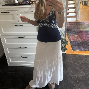 Vit långkjol  - Jättefin långkjol som aldrig är använd, endast testad. Superfint skick och har inga defekter 