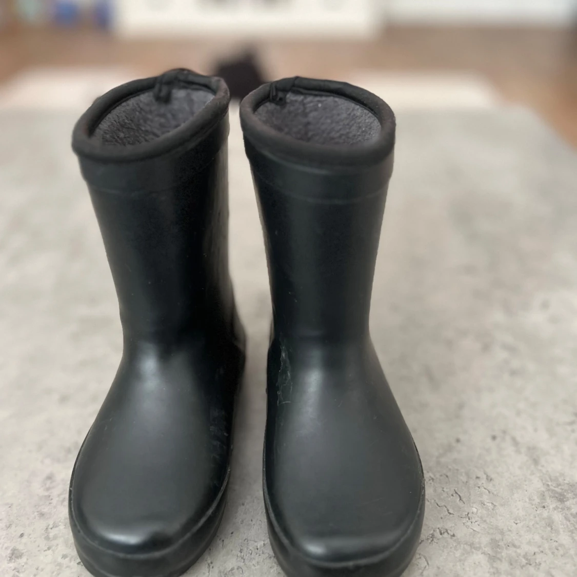 Svarta fodrade stövlar