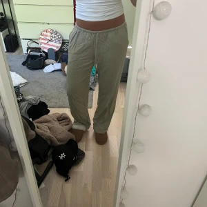 Gröna lågmidjade linnebyxor  - Säljer ett par gröna linnebyxor från H&M som är lågmidjade. Använda en gång så i mycket bra skicka!