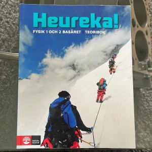 Heureka! Fysik 1 och 2 Basåret (Teoribok & Övningsbok) - Två böcker för dig som pluggar fysik på basåret! Teoriboken ger tydliga förklaringar och bilder, övningsboken innehåller ledtrådar och lösningar. Båda är köpta nya 2024, teroriboken köpt för 930kr och övningsboken för 600kr. Säljs för 650kr och 350kr. 