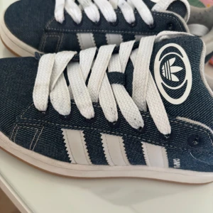 Adidas Campus Denim - Säljs pga ingen användning ! Köpta för 1300kr och är i super bra skick förutom skosnören men är enkelt att köpa nya !