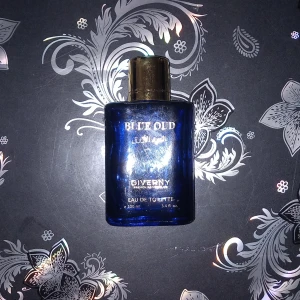 Blue Oud parfym från Giverny helt tom - Blue Oud Eau de Toilette från Giverny i en stilren, djupblå glasflaska med guldfärgad kork. Flaskan rymmer 100 ml och har eleganta silvriga detaljer. Perfekt för dig som gillar exklusiva och orientaliska dofter. Helt tom