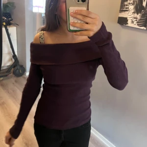 Mörklila offshoulder stickad tröja - Säljer en mörklila stickad tröja med offshoulder-modell och långa ärmar. Den är storlek S💜