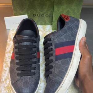 Gucci ace - Säljer ett par gucci ace skor i bra skick. Skorna är använda men har inga defekter och kan enkelt rengöras. Skorna kommer med allt som du ser i bilden vid frågår/funderingar kom dm🤩