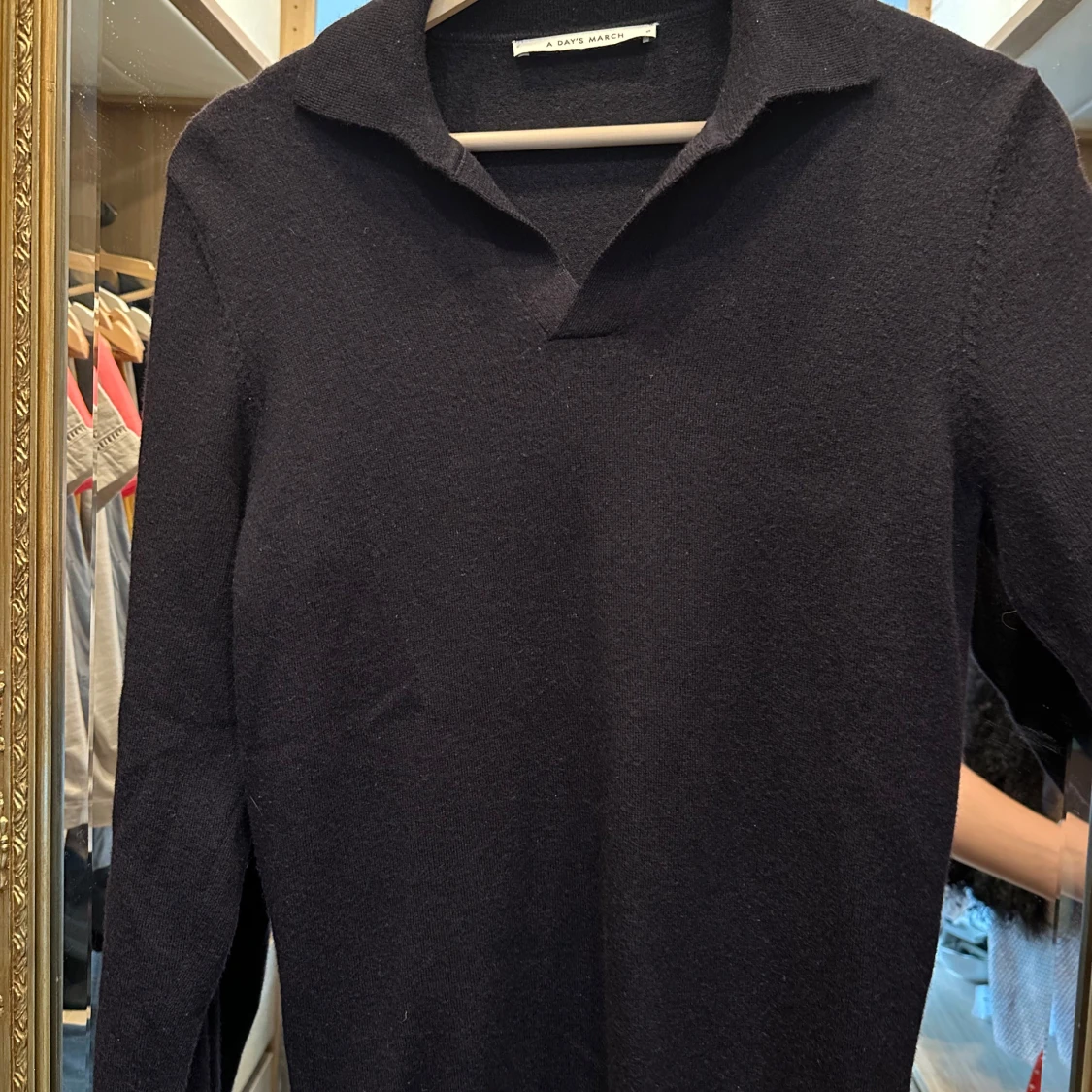Mörkblå stickad tröja från A Day's March - 2