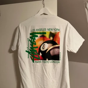  Stüssy t-shirt - Tjena! Säljer min Stüssy t-shirt. Knappast använt den eftersom den inte riktigt passade mig. Om du har frågor så är det bara att skriva!