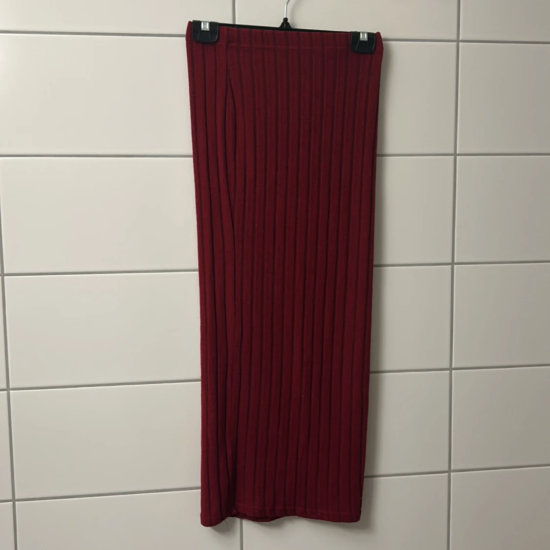 Mörkröd ribbad långkjol med en topp - 1