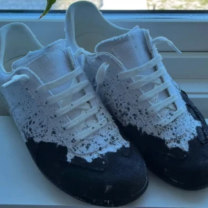 Maison Margiela Splatter  - Säljer dessa maison margielas i toppskick (9,5/10). Köpta för 800 € (motsvarar 9000 kr) och säljs för ett sjukt bra pris. Orderbekräftelse finns (bild 4 & 5). Väldigt eftertraktade skor som är svåra att få tag på. Hör av dig för eventuella funderingar eller vid intresse!🌟