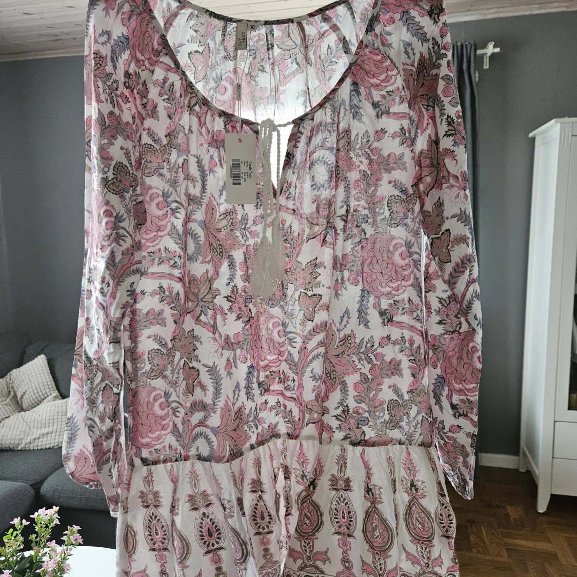 Blommig kortklänning med volang