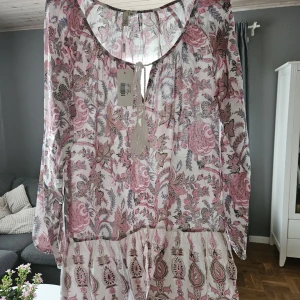 Blommig kortklänning med volang - Supersöt kortklänning från 