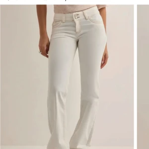 Vita bootcut jeans med LÅG midja - Snygga vita jeans med bootcut-modell och låg midja. Från nelly i storlek 36. De är inte använda en enda gång