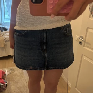 blå jeans kjol - så fin blåa jeans kjol som är midwaist, passar att ha lowwaist också, säljer för ja råkade köpa två storlekar, butiks lappar kvar och inte använd, storlek 14 vilket motsvarar L o möjligtvis M🩷 skriv för frågor o använd köp nu !! Orginalpris: 399kr, finns inte kvar på hemsidan