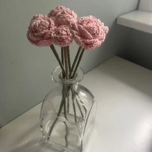 Virkade blommor - Virkade ljusrosa blommor! Sammanlagt 7 blommor, 4 stora och 3 små. Om någon funderar över priset så är det lite dyrare på grund av att det är hantverk💗Skriv om du har några andra frågor💕 