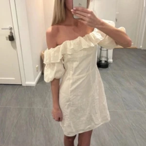 Vit klänning  - Säljer en jättefin vit offshoulder klänning, i storlek 36/S☺️ köpt här på Plick och därför en lånad bild. Passar perfekt till examen eller bara en vanlig sommarklänning🩷