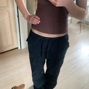 Svarta linnebyxor  - Svarta linnebyxor från Gina Young. Storlek 158-164, passar xs-s. Perfekt nu till sommaren🙌🏼💕🤩