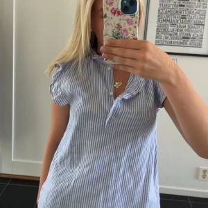 Vit blå randig blus - Köptes på hm förra året, har prislappen kvar så aldrig använd! Hör av er om det är något ni undrar!!💓