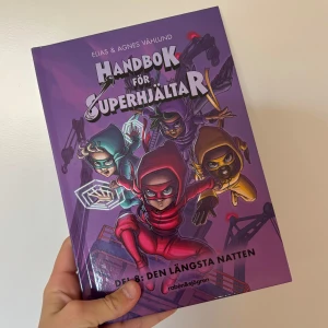 Barnbok/ ksiạžka dla dzieci, Handbok för superhjältar: Del 8 - Den längsta natten - Följ Röda Masken och hennes vänner i ett nytt spännande äventyr! Superhjältarna måste stoppa återvändarna innan det är för sent. Fylld med färgstarka illustrationer och action – perfekt för dig som gillar superhjältar och spänning.