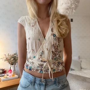 Omlott topp - Superfina broderier!!! Perfekt till ljusa jeans/kjol/shorts🌻🌻🌻 lite liten i storlek så passar 36 bättre