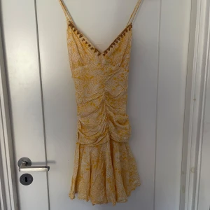 Gul och vit kortklänning med mönster - Superfin gul och vit kortklänning från ZARA i storlek xs , den är nästan aldrig använd och faller inte mig i smaken längre💛