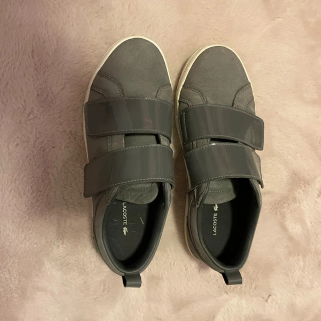 Grå sneakers med kardborre från Lacoste - 1