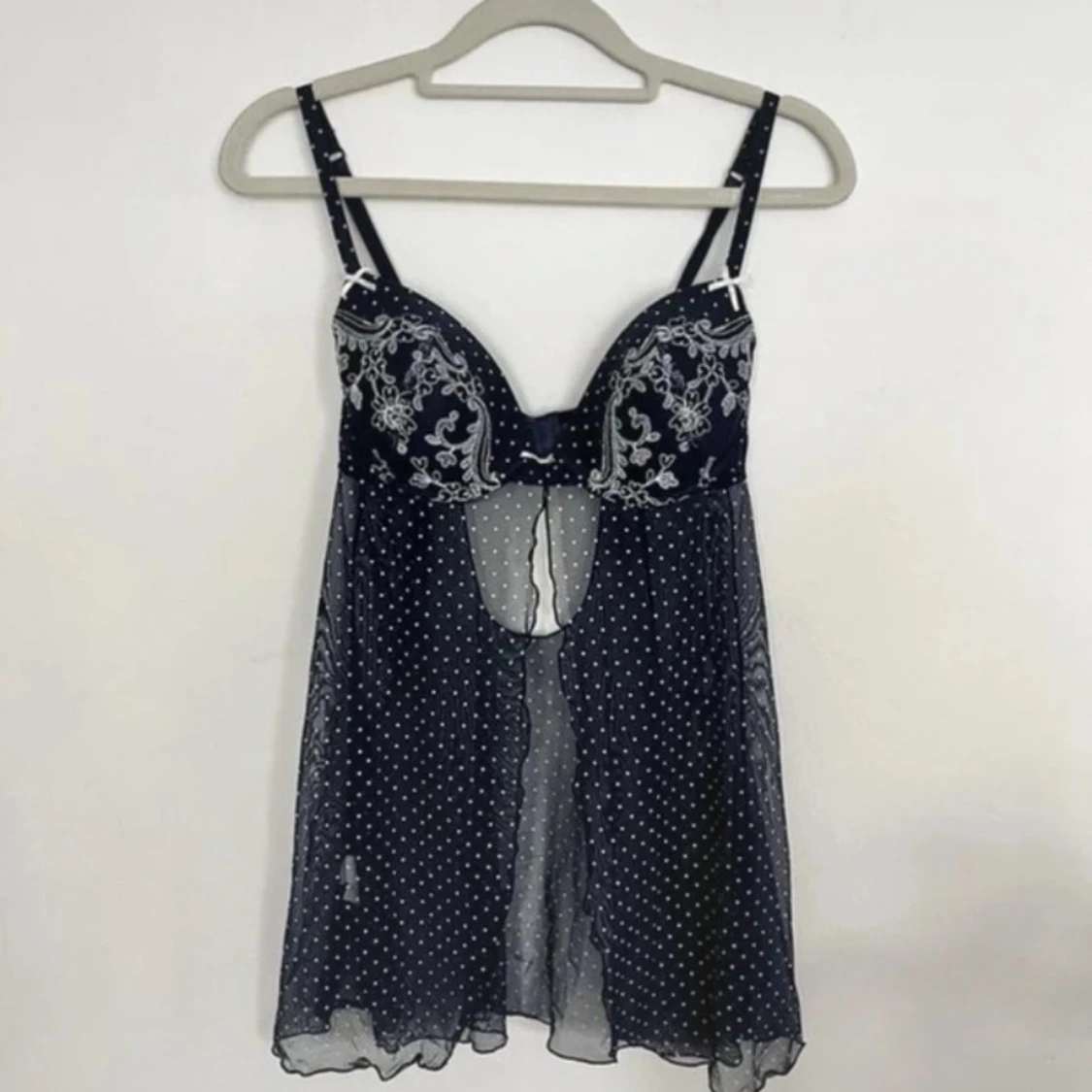 Mörkblå prickig blus med brodyr