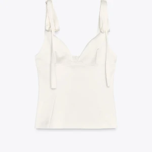 Vit satin topp från Zara - Supersnygg vit topp med djup v-ringning! Aldrig använd💖💖💖💖
