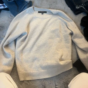 Beige stickad tröja från Vero Moda - Mysig beige stickad tröja från Vero Moda i storlek XS. Tröjan har rund halsringning, ribbade muddar och en enkel, clean look som är lätt att matcha. Perfekt för lager-på-lager och chill dagar.